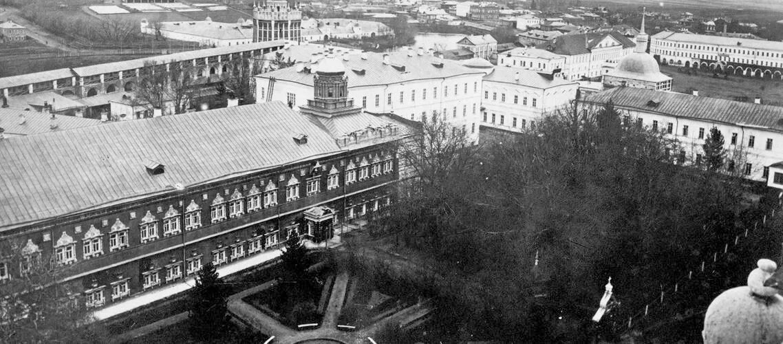 File:Вход в здание Московской духовной академии в Троице-Сергиево лавре.jpg - Wi