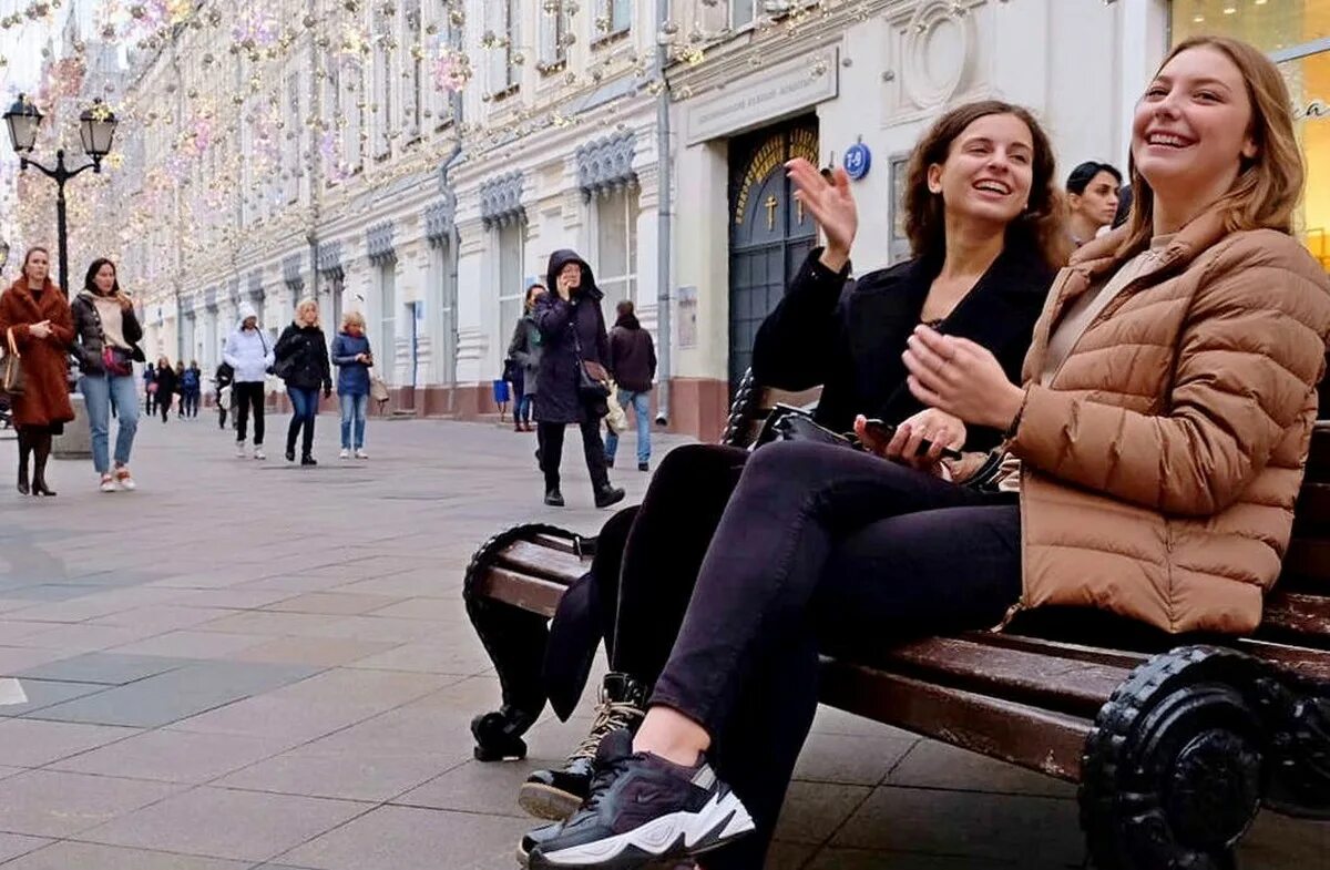 В чем сейчас ходят люди. Москвички на улицах Москвы. Люди на улицах Москвы. Красивые москвички. Прохожие на улицах Москвы.