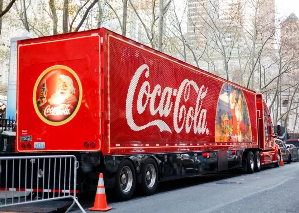 Ретро фургон coca-cola. Грузовик кока кола марка авто. Фургон coca cola. Coca cola фургон черно белая. Машинка кока кола.