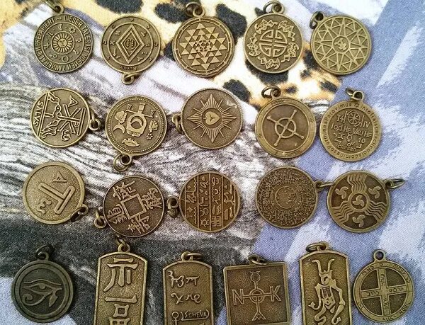 Медальоны амулеты. Древние медальоны. Медальоны обереги из Китая. Амулеты и талисманы из золота. Медальон описание