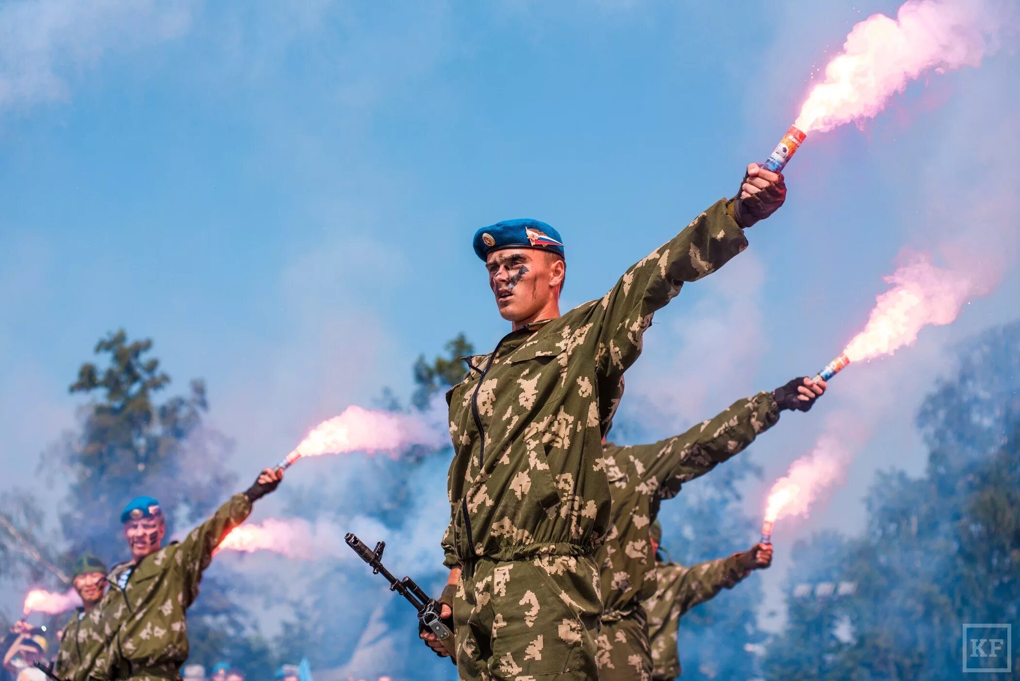 Русский солдат. Православие в армии. Подкаблучные войска. Солдаты россии. Красивый десантник.