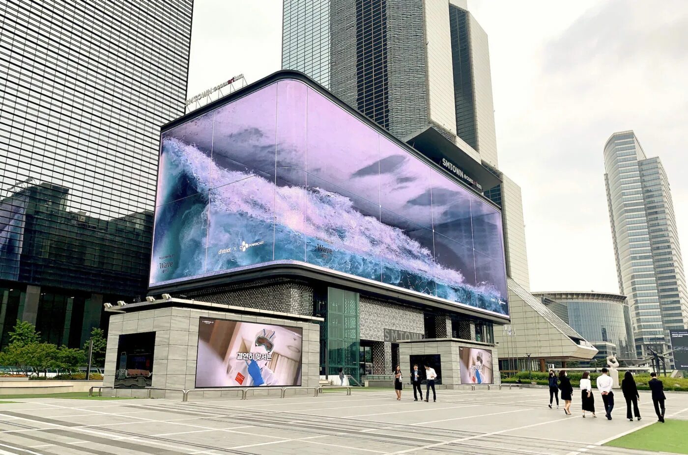 Светодиодный экран москва. COEX Сеул экран. Медиафасады Южная Корея. COEX Корея экран. Торговый центр в Сеуле Wave.