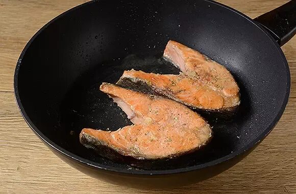Как вкусно пожарить семгу на сковороде стейк. Семга жареная на сковороде с фото. как жарить красную рыбу. сколько минут жарить красную рыбу на сковороде.