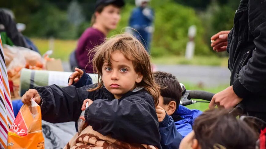 Семью мигрантов. Мигрантка с детьми. Семья мигрантов. Беженцы картинки.