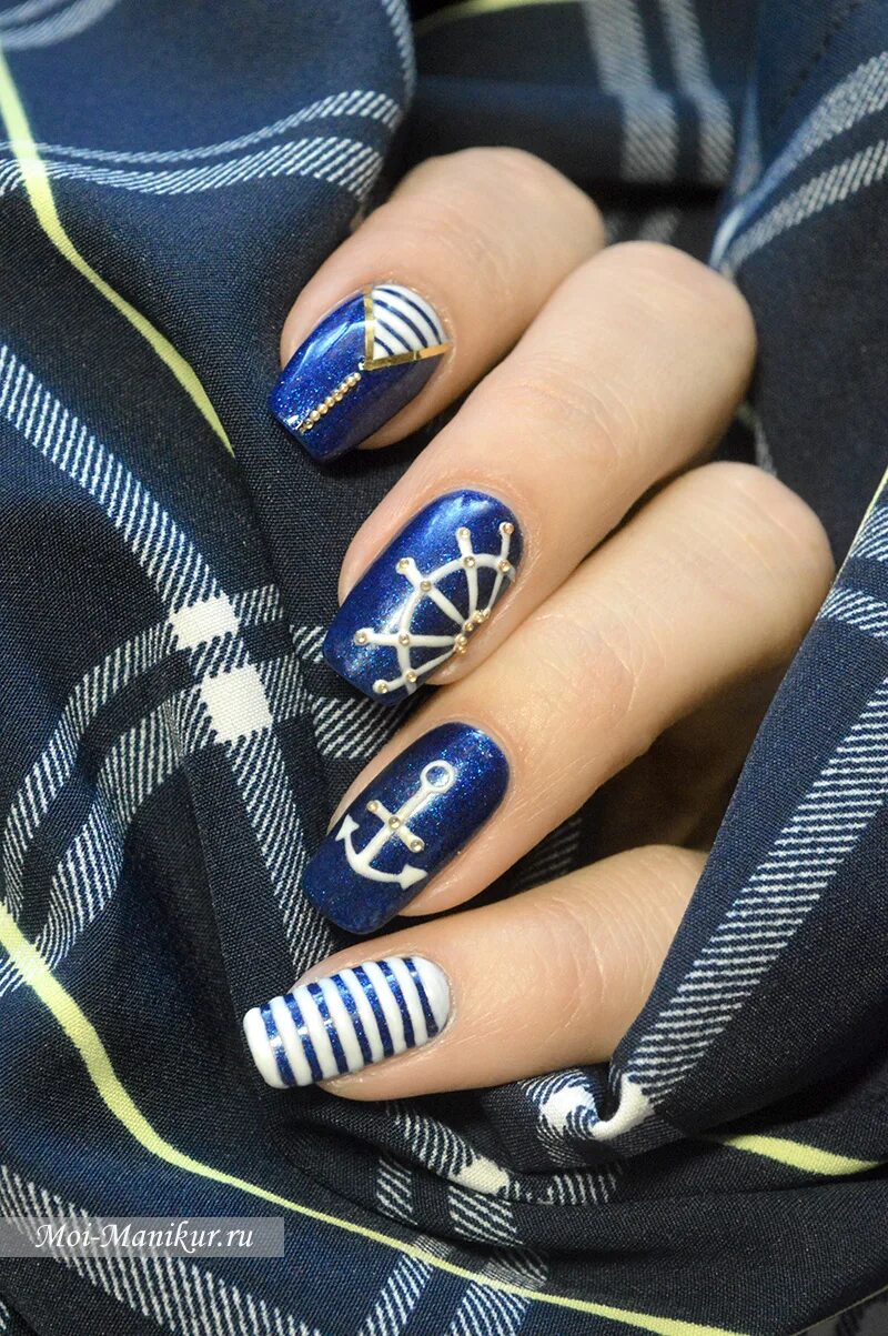 Морской дизайн ногтей. Ногти морская тематика. Ногти морскаямтематик. Маникюр в морском стиле. Синий маникюр с полосками.