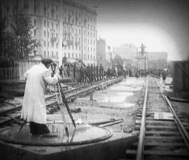 Передвижение зданий. Перенос зданий в Москве на Тверской 1939. Саввинское подворье на Тверской передвинули. Передвижение домов в Москве в 1935. Передвижение зданий в Москве.