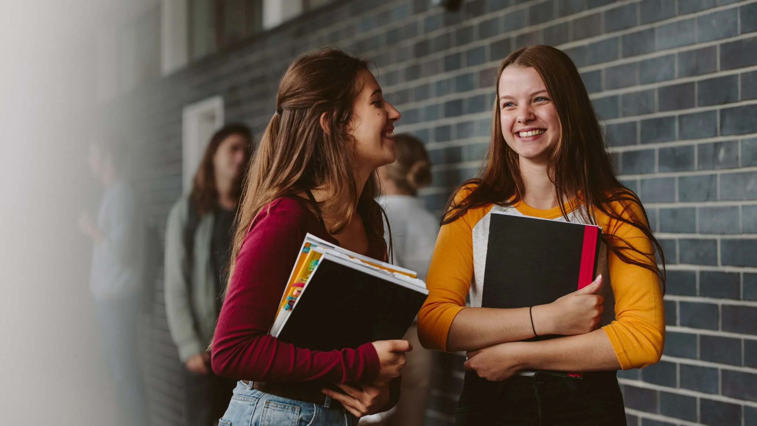 Девушка перешла в новую школу. Сериал a teacher 2020 ник робинсон. Дианна агрон малавита 18. Девушка перешла в новую школу. Две студентки.