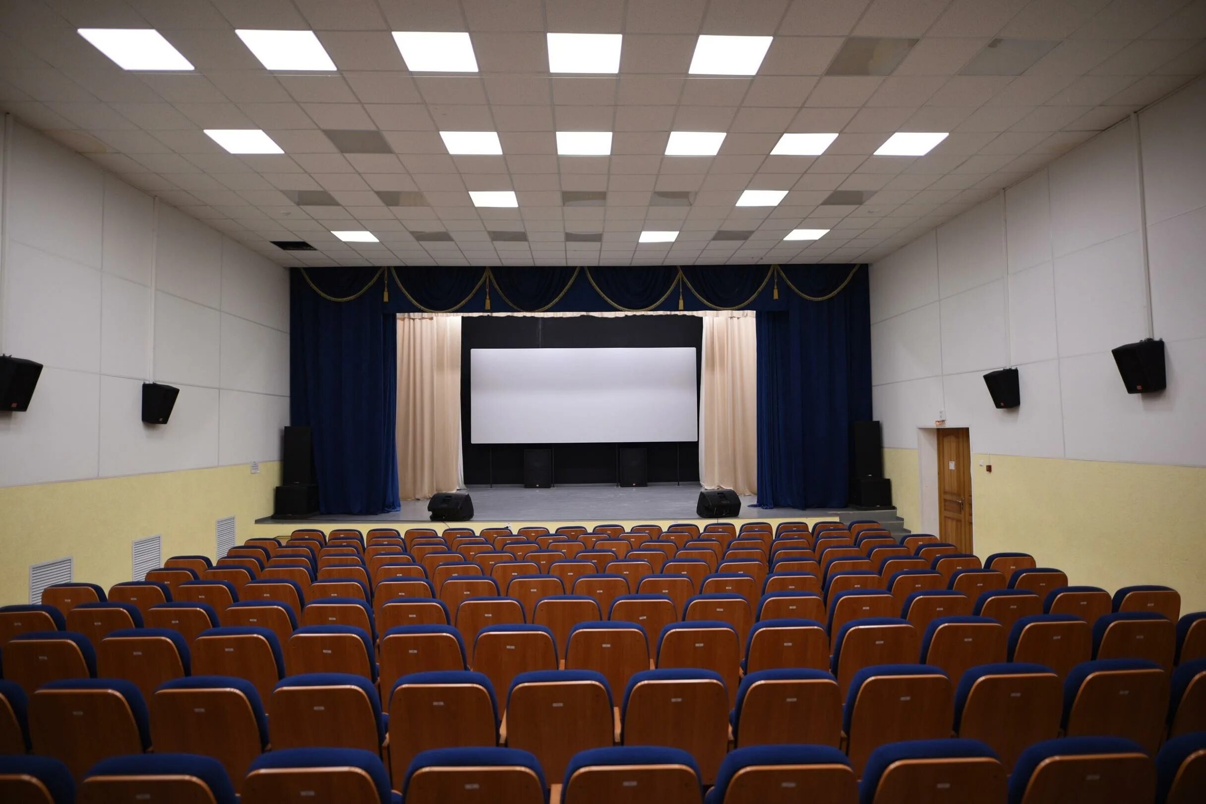 Кинотеатр спутник кировград. Кинотеатр спутник димитровград. Кировград кинотеатр. Кинотеатр спутник казань. Дом пионеров город кировград.