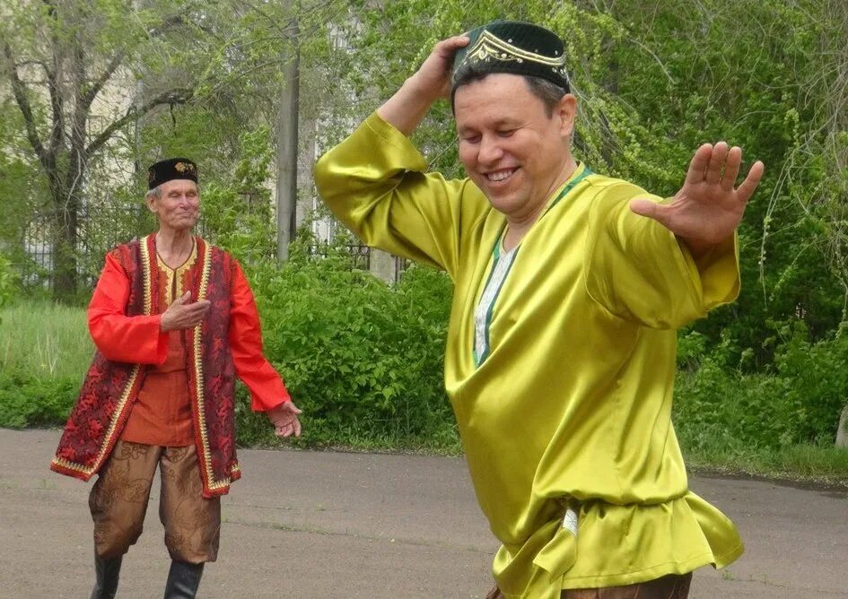 веселый татарин. прикольные татарск. татарин мем. приколы про татар. прикольный татарин.