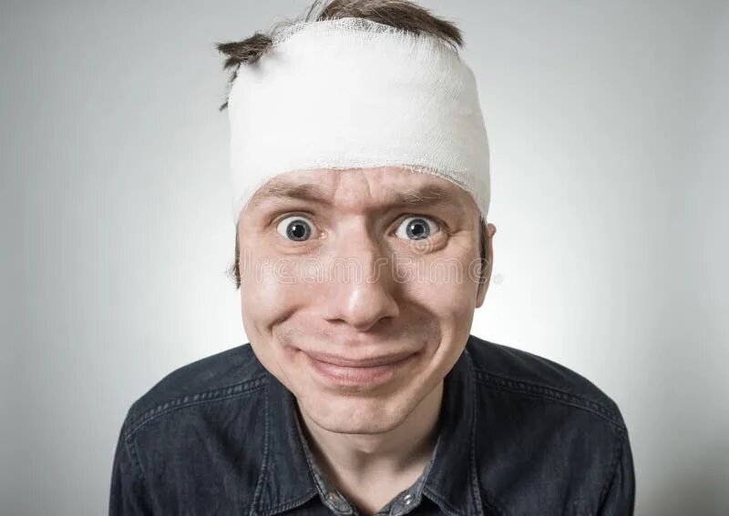 Человек с повязкой на голове. Человек в повязке. Человек в повязке. Человек завязанные глаза. Марлевая повязка на глаз.