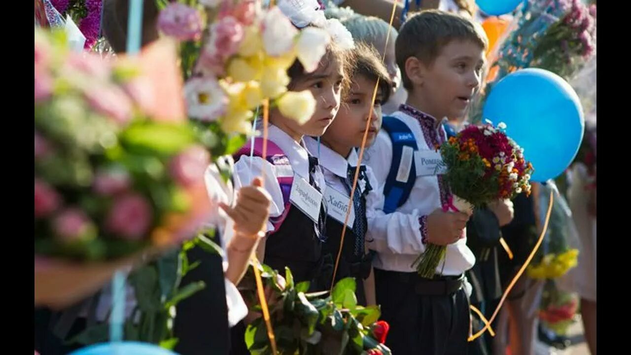 Будет ли линейка в белгороде. Украинские школьники. 1 сентября линейка в школе академия детства 2025. фото учение и школа 1 сентября. шилокше первоклашки фото 2025 года.
