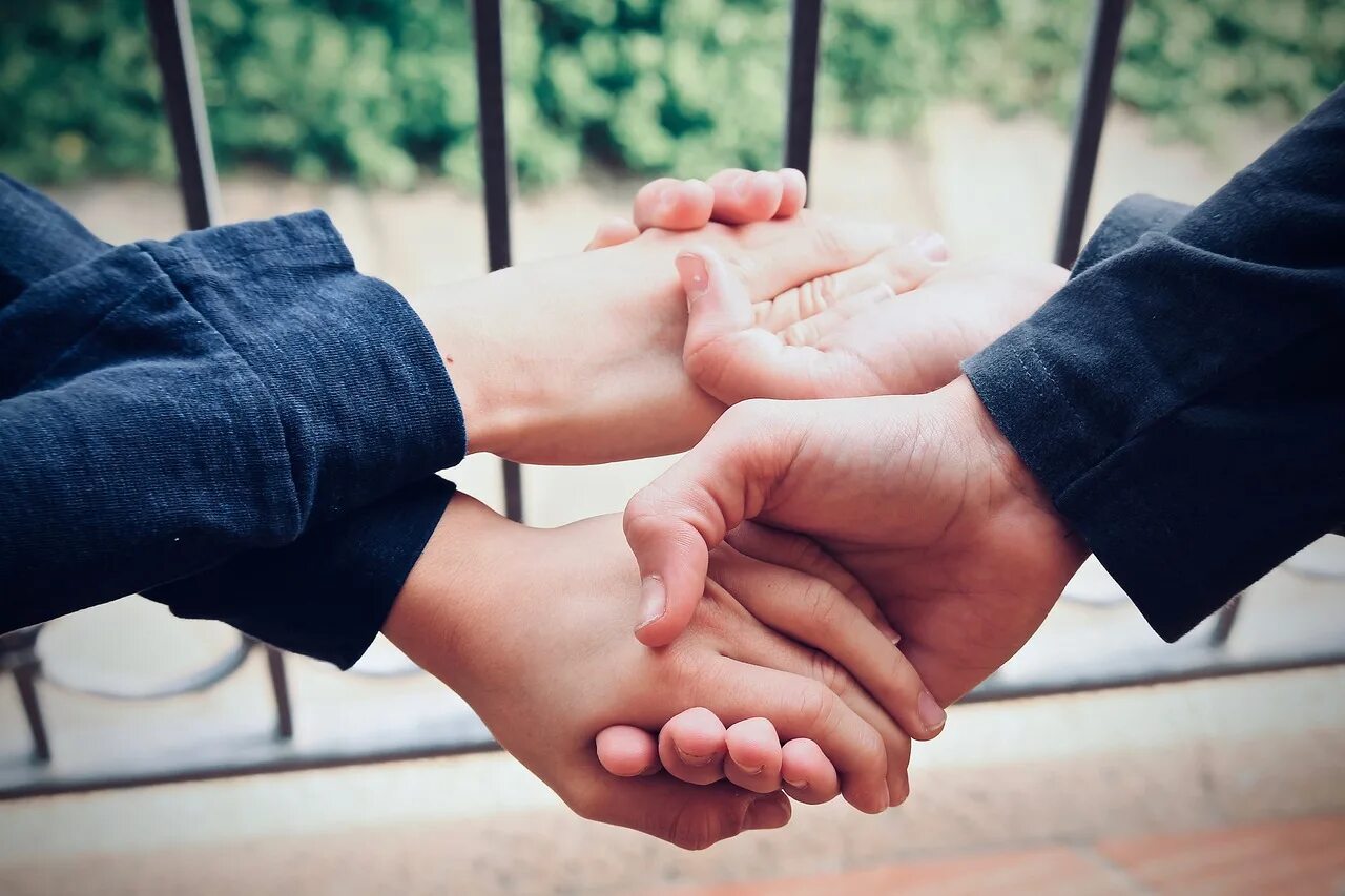 Дружба. Дружеская рука. Любовь и взаимопонимание. Вместе сила. Вместе наиболее.