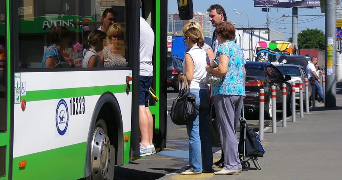 Пассажиры на остановке. Люди садятся в автобус. Посадка пассажиров в автобус. Люди садятся в автобус на остановке. Пассажир пересадка