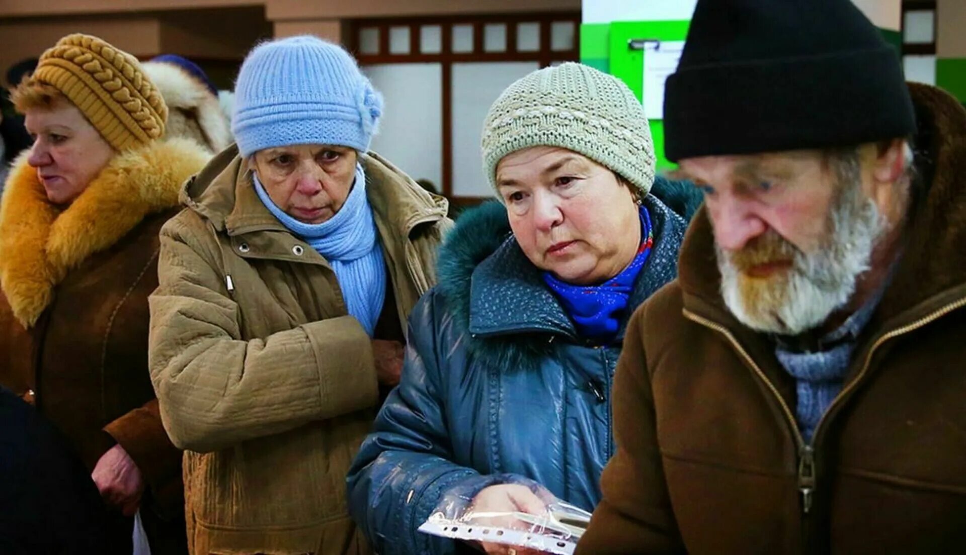 Что грозит пенсионеру. Нищие пенсионеры. Нищие пенсионеры России. Русские пенсионеры. Бедные пенсионеры в России.