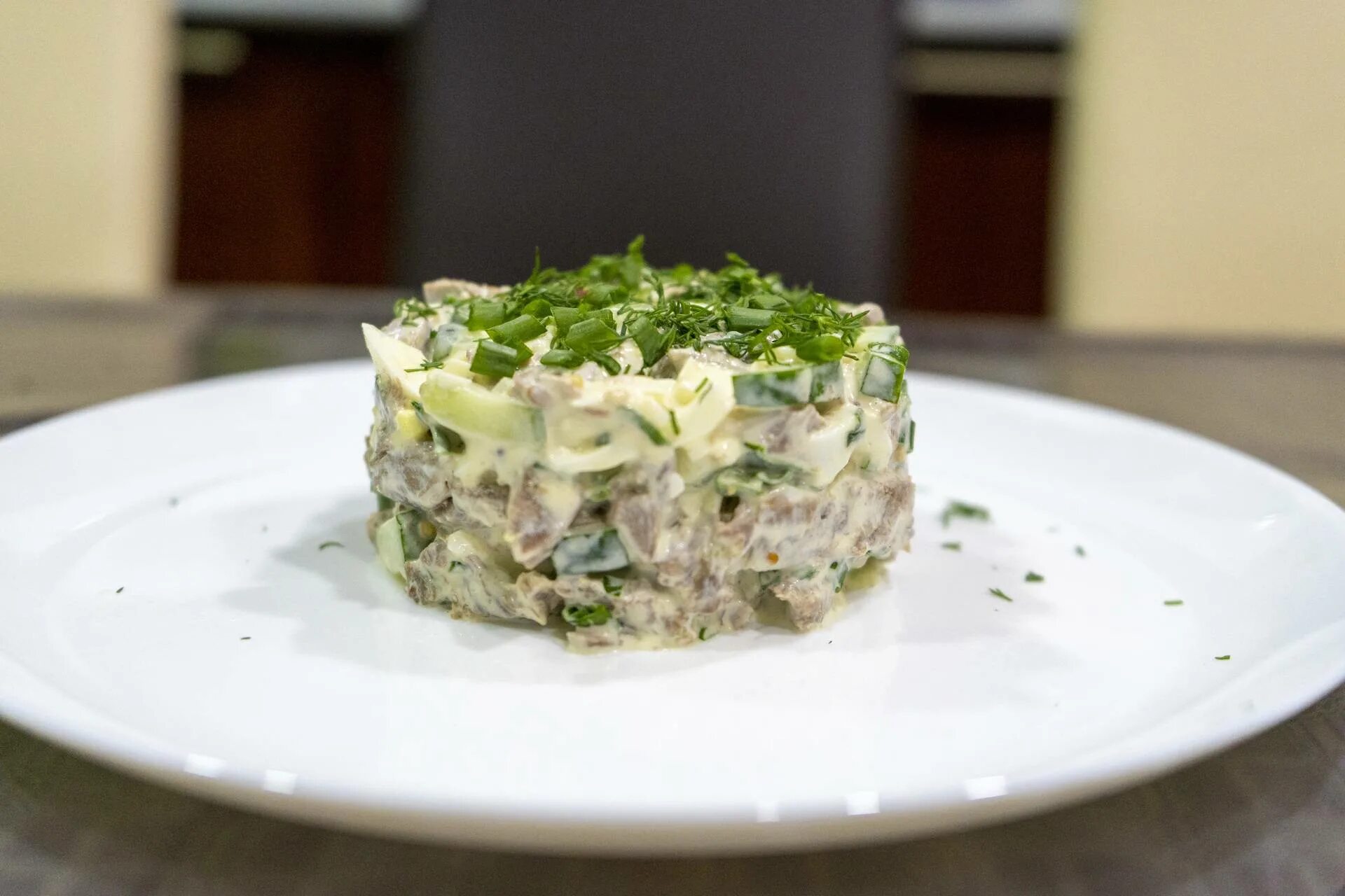 Мясо огурец яйцо. Мясо огурец яйцо. Мясо огурец яйцо. Салат с языком. Салат министерский с яичными блинчиками.