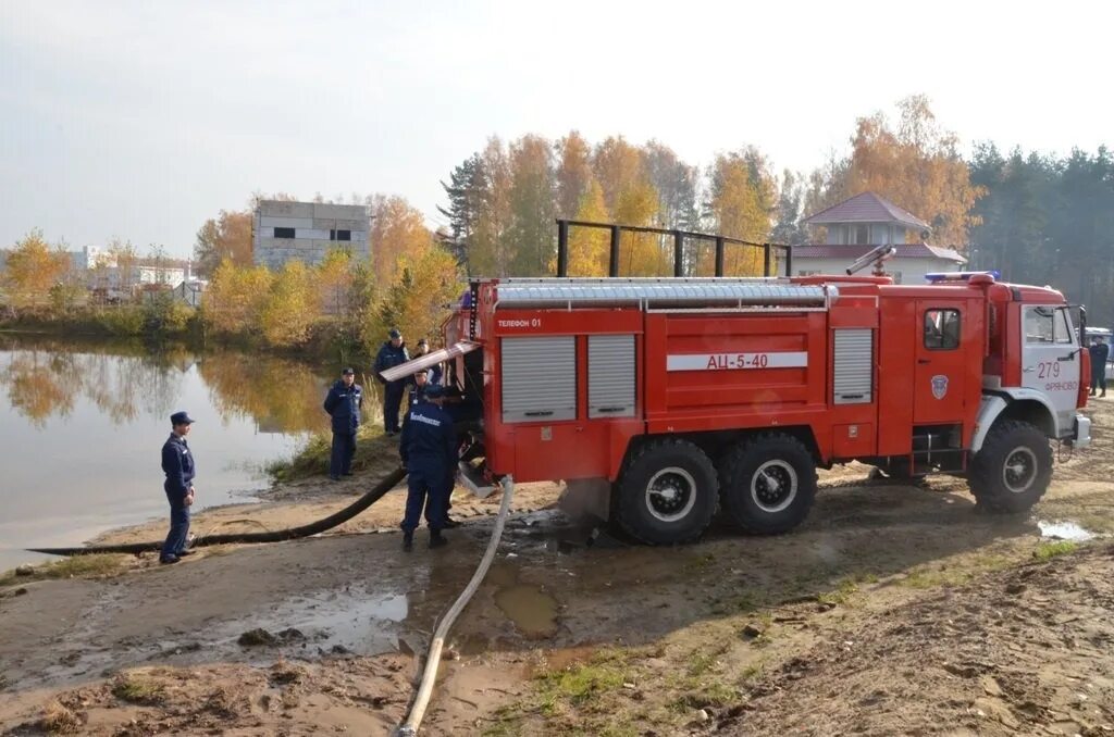 Пожарный КАМАЗ 65224 забор воды. ПНС-110 пожарный автомобиль. Забор воды из водоема пожарной машиной ЗИЛ 131 АЦ 40. Забор воды из пожарного гидранта пожарной машиной Урал 55571. Забор воды пожарным насосом