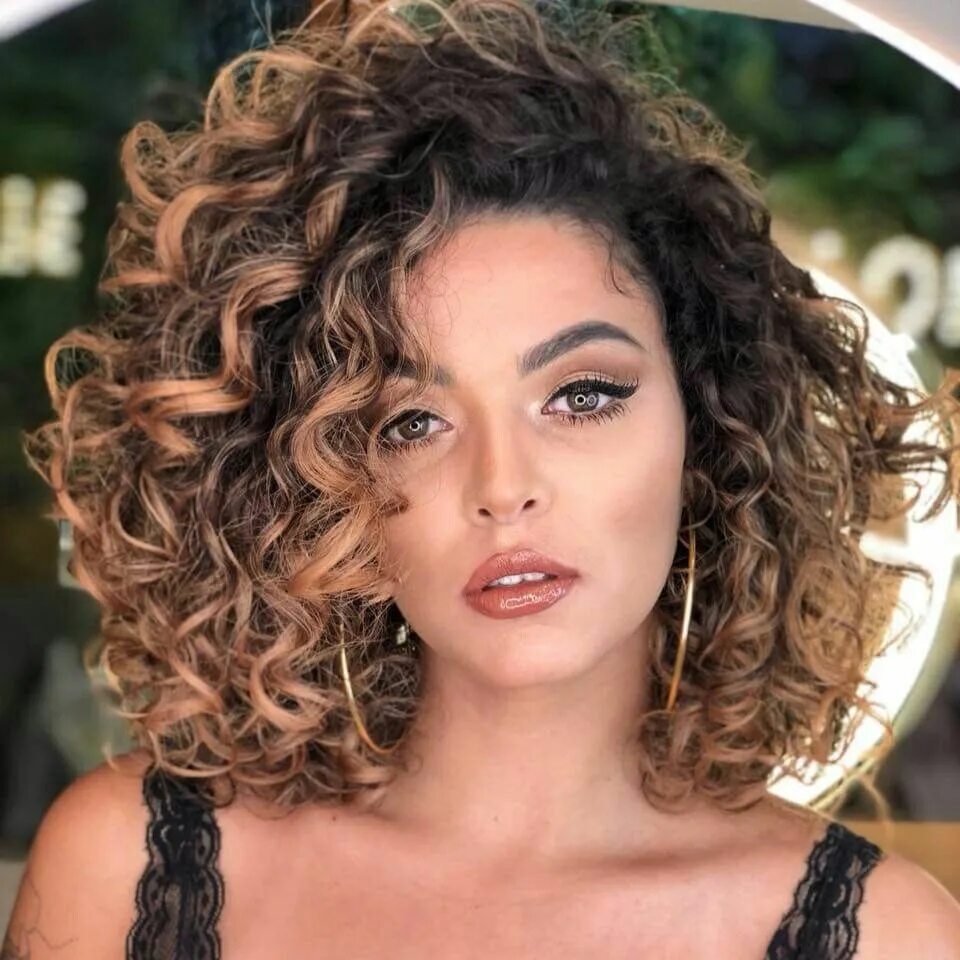 Curly Bob модель. Наташа Королева афро кудри. Стрижки на кудрявые волосы.