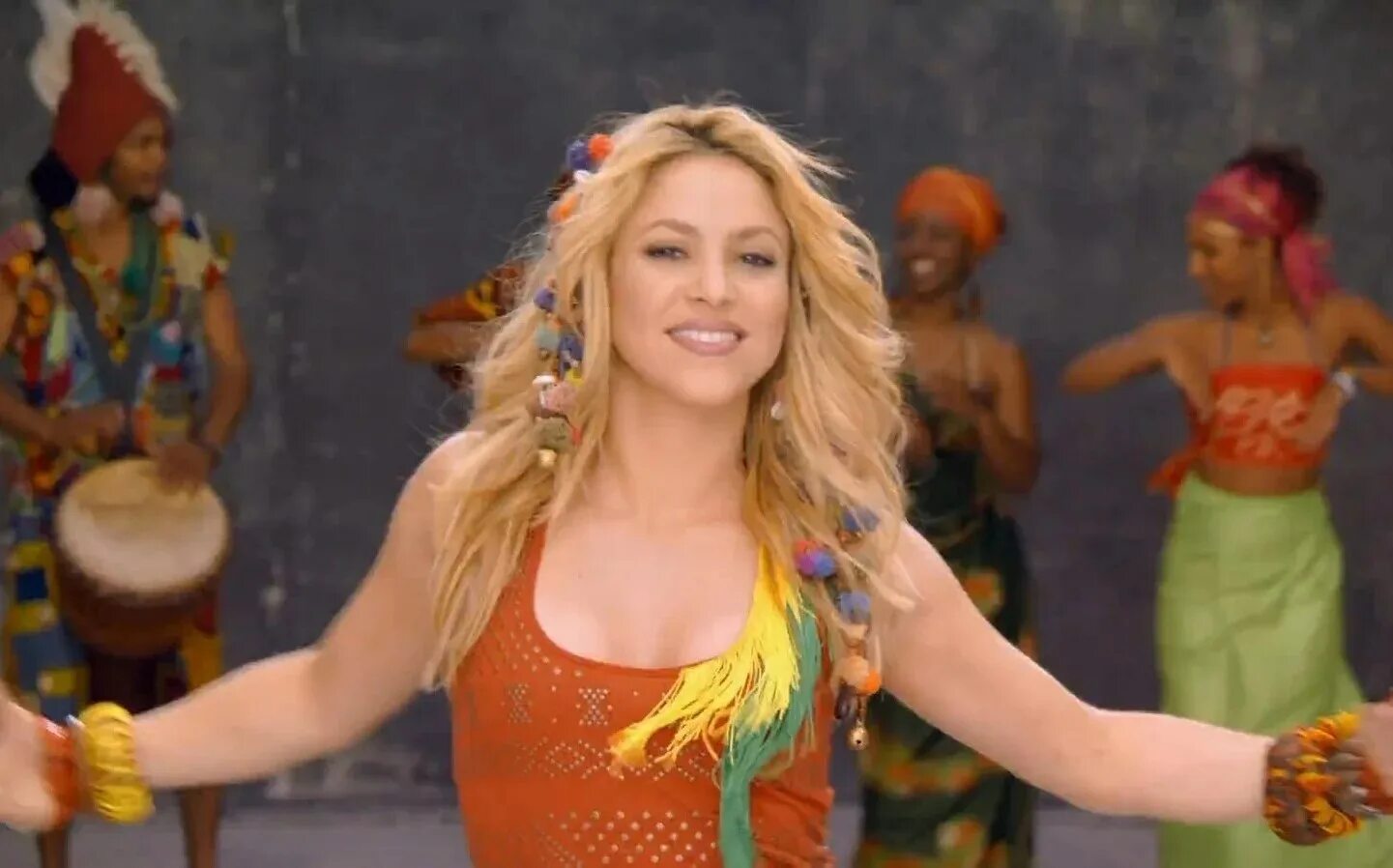Shakira red. Shakira, freshlyground - waka waka. Shakira waka waka this time. Девушки из клипов. Shakira 2010 waka waka.