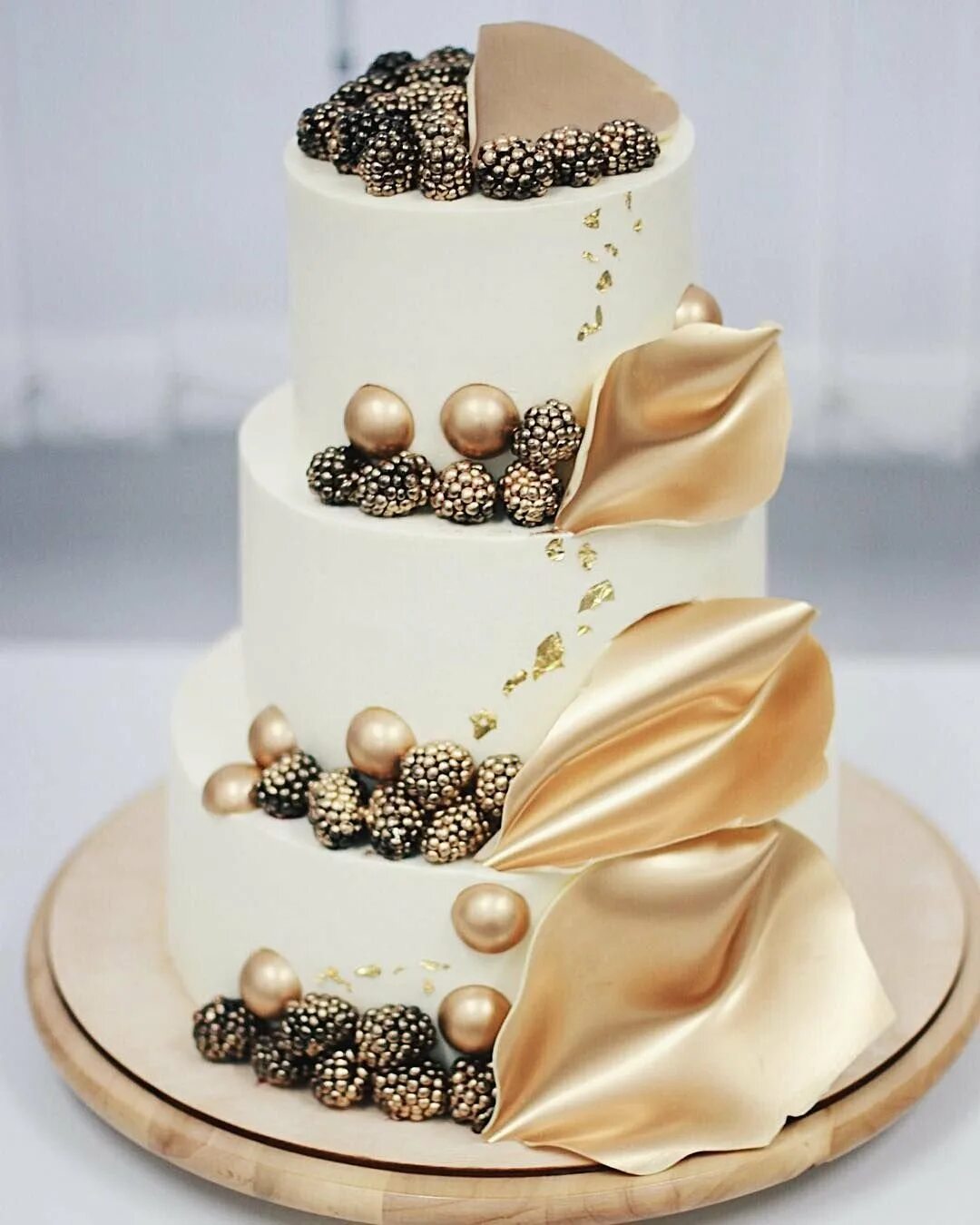 Украшение торта золотом. Стильное украшение торта. Свадебный торт!. Стильный торт. Украшение торта бусинками.