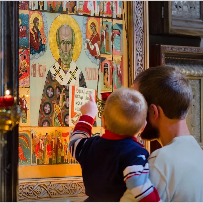 Семья и церковь функции. Ребенок у иконы свт. николая. семья молится свт. николаю чудотворцу в храме. православный николай чудотворец и дети. дети с иконой свт. николая чудотворца.