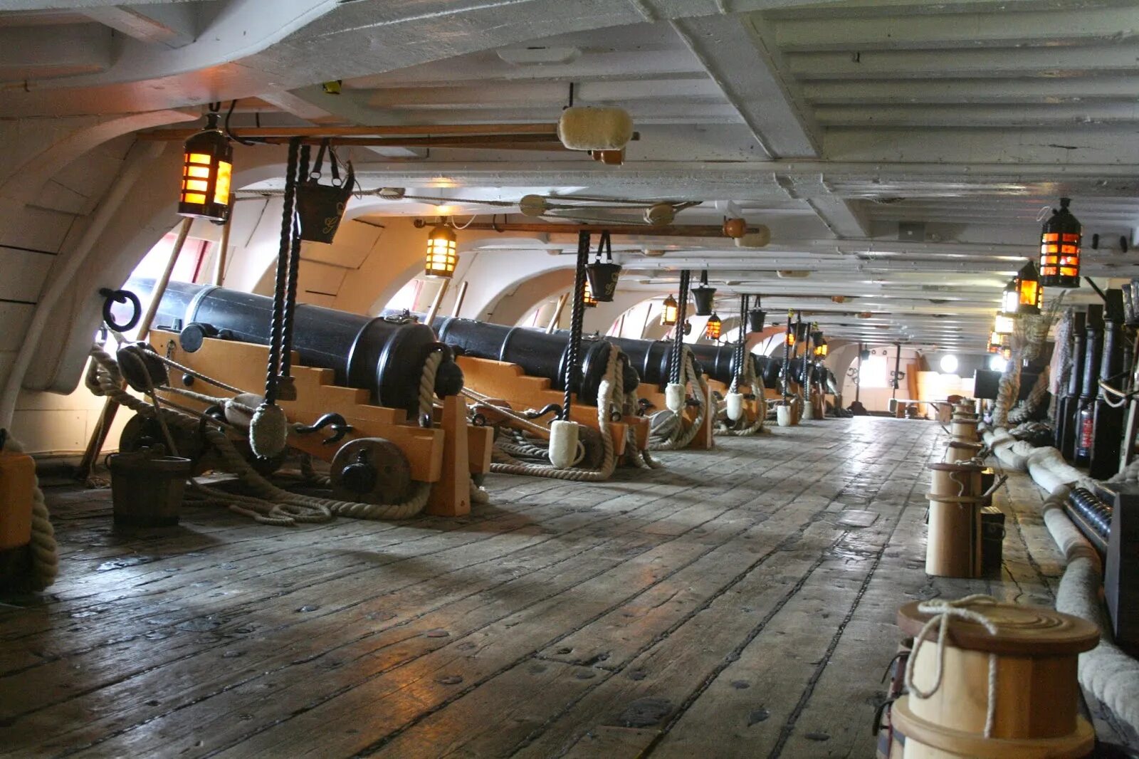 Старая палуба. HMS Victory корабль внутри. Трюм корабля 19 века. HMS Victory Капитанская каюта. HMS Victory каюта капитана арт.