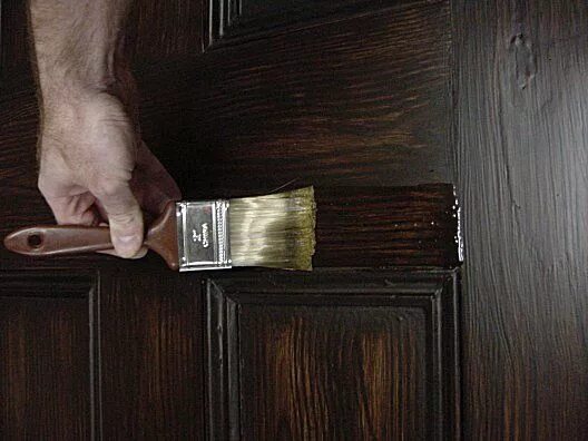 Можно покрыть двери лаком. Деревянные двери покрытые морилкой. Краска для деревянных дверей. Краска для деревянных дверей межкомнатных. Краска по дереву для дверей межкомнатных.