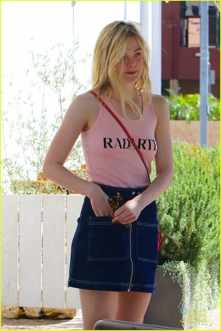 Fanning out time. Elle fanning в полный рост.