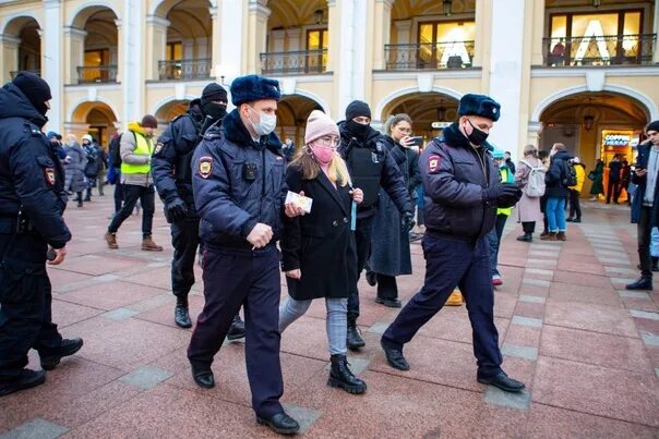 Несанкционированный митинг. Полиция на стороне митингующих. Митинг в центре Москвы. Митинг 24.02