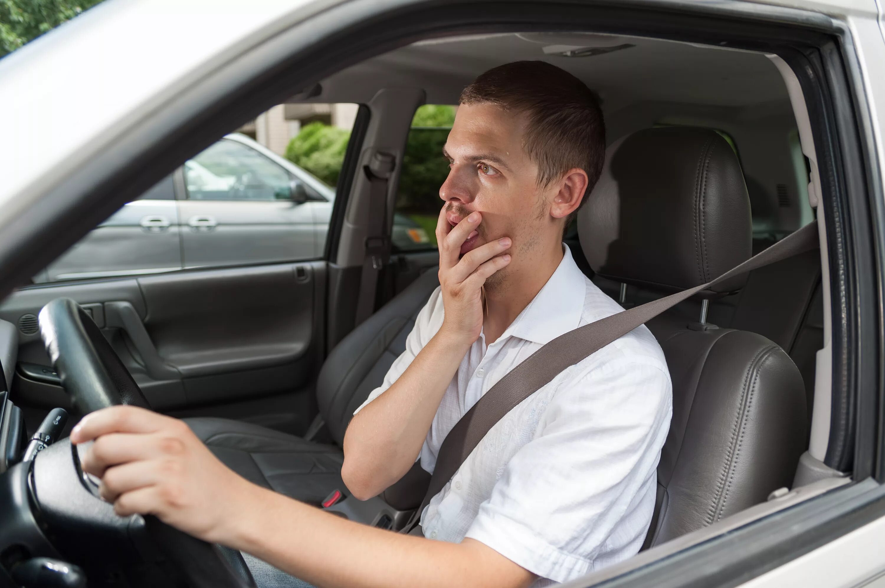 I driving a car now. Лицо водителя. Недовольный водитель. Мужчина автолюбитель. Driver водитель.