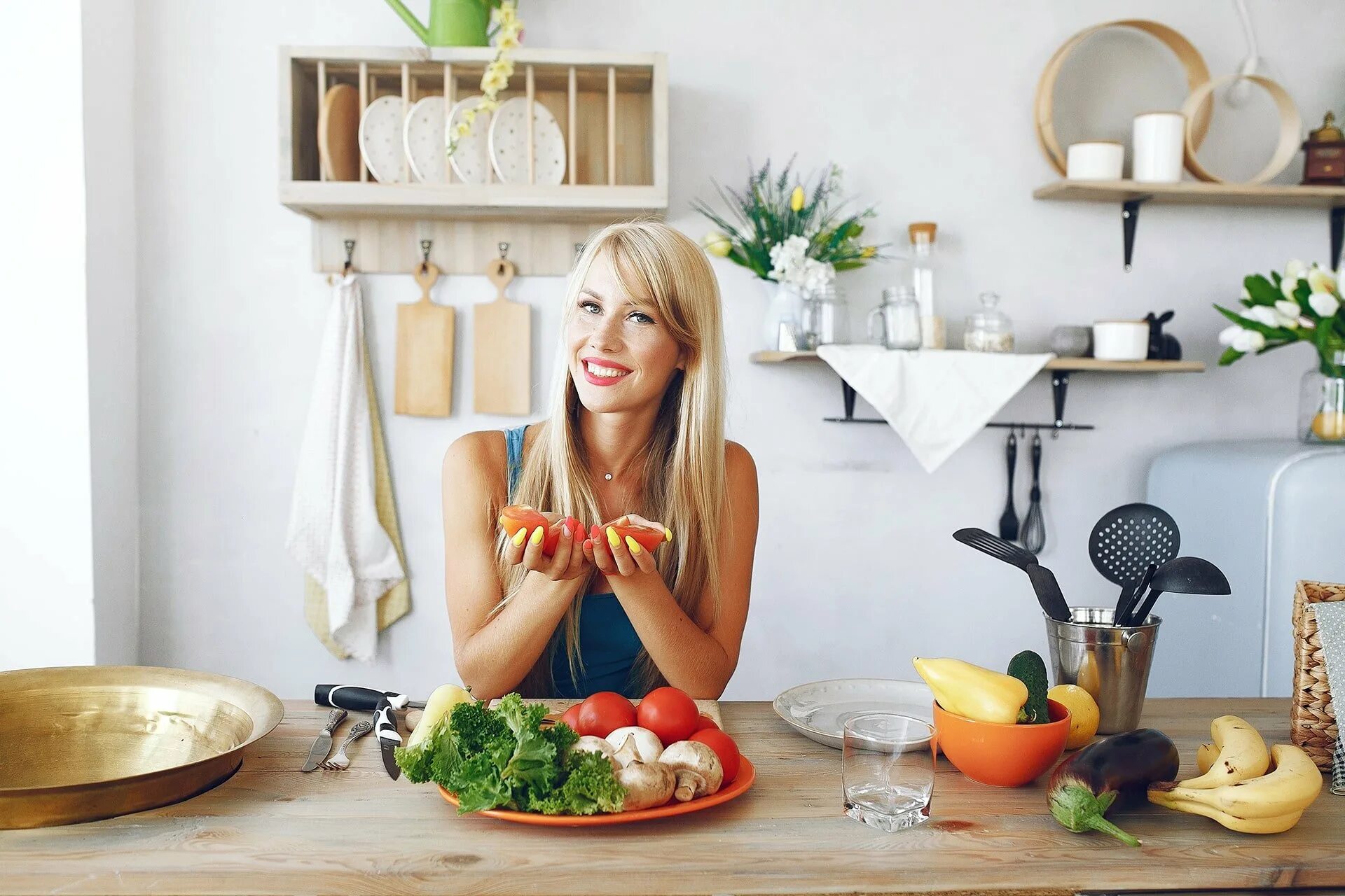 Прелесть на кухне. Фотосессии в пеньюаре на кухне. Красивая девушка на кухне. Алина сабирова дарий валленштайн. Блондинка на кухне.