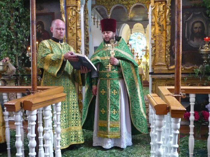 роман гуцу благочинный. протоиерей андрей лобашинский иконописная мастерская. храм спаса нерукотворного в перово отец сергий. игумен михаил брегвадзе. п крекшино храм воздвижения креста господня.