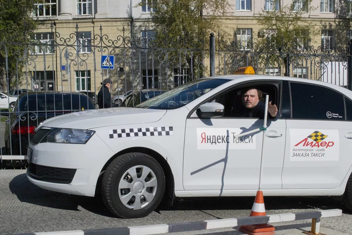 Заказ такси в омске номера телефонов. Такси Омск. Диспетчерская служба заказа такси. Фото такси в Омске.