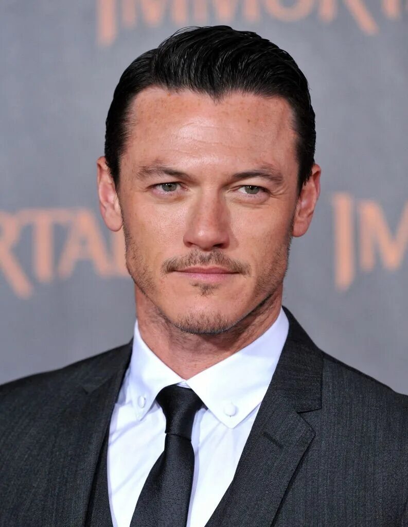 Luke evans. Люк Эванс. Актер люк Эванс. Люк Эванс молодой. Люк Эванс 2023.