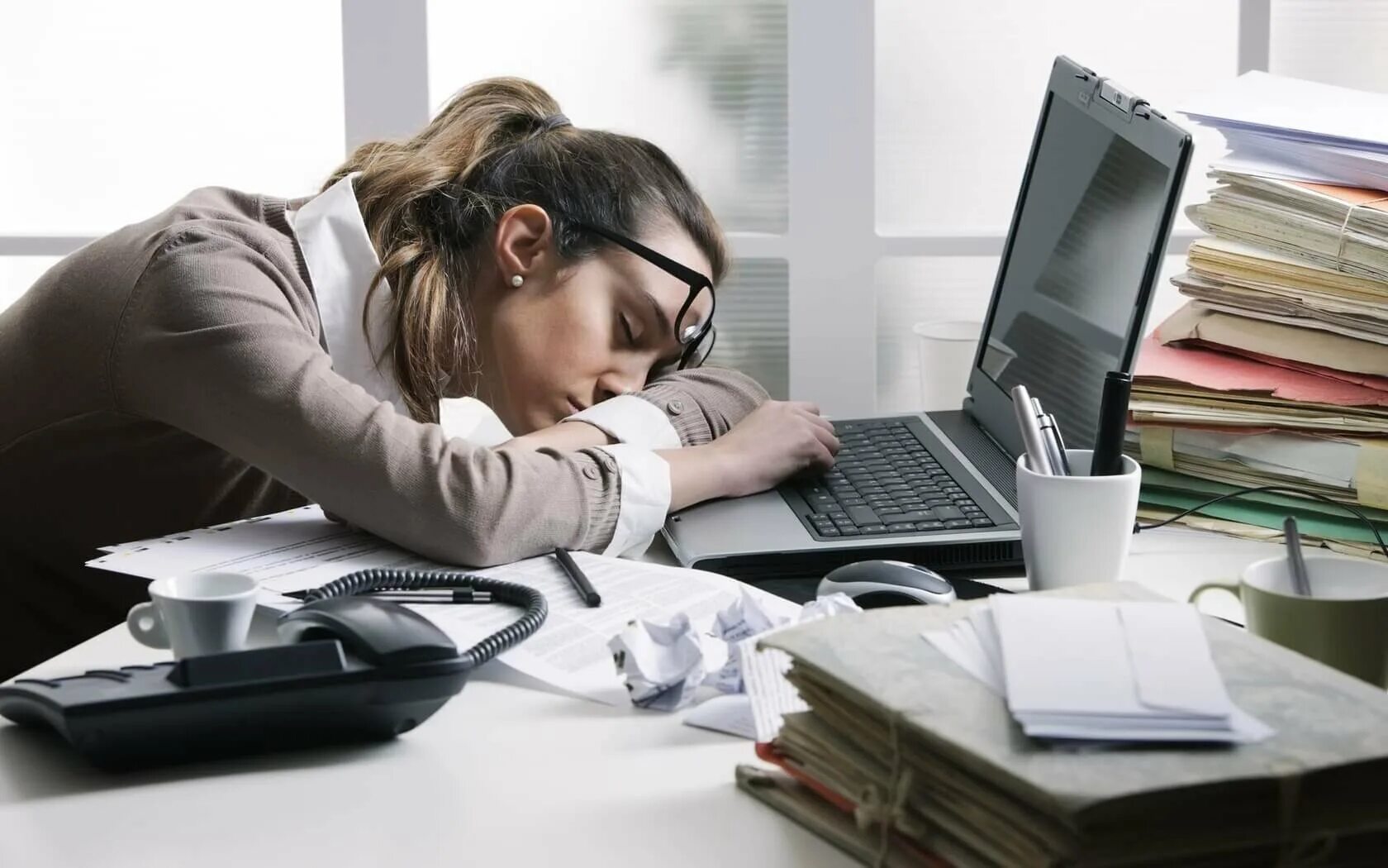 Устал компьютер. Уставший человек в офисе. Уставшая женщина. Усталость. Уставший работник.
