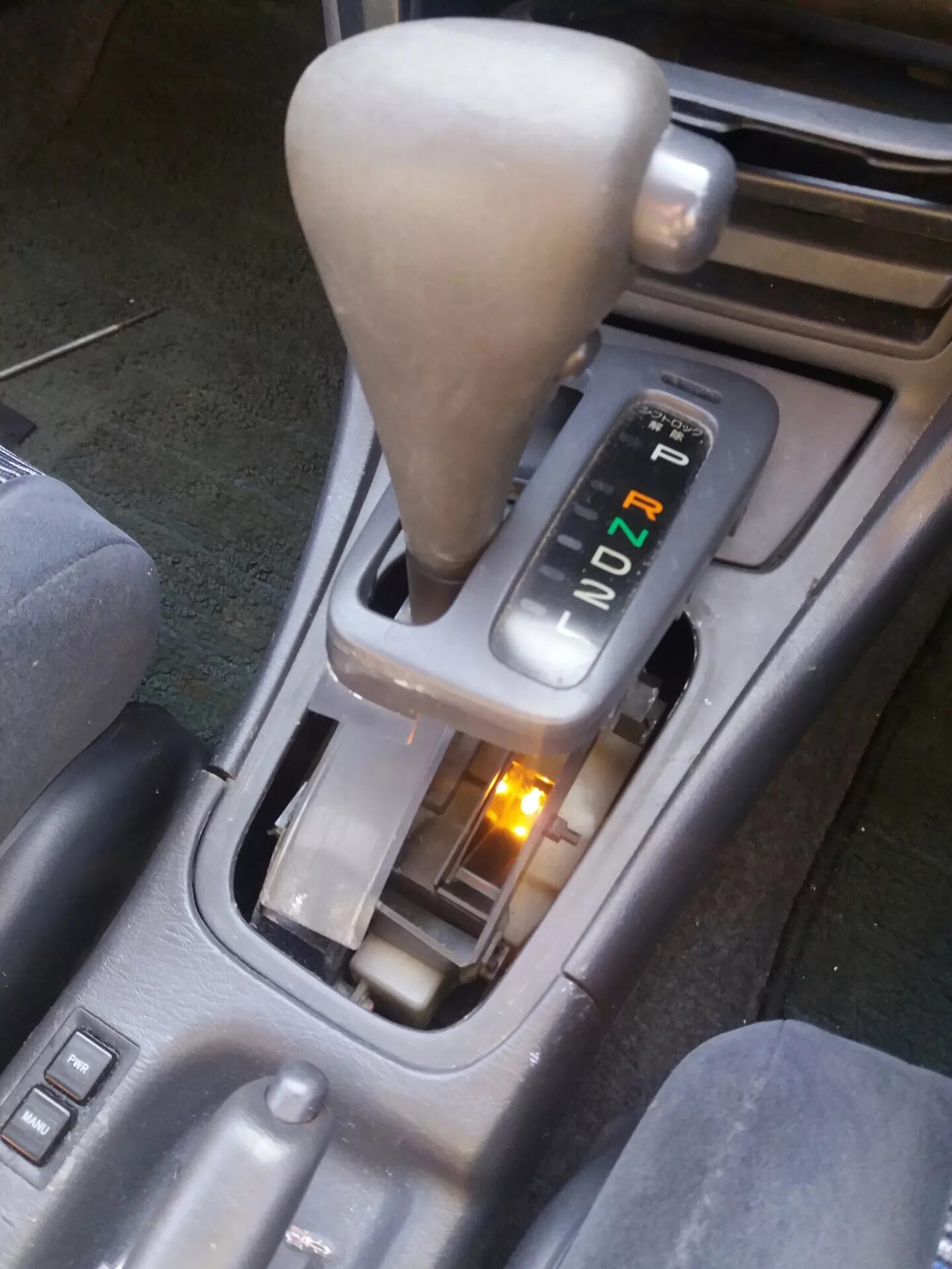 Toyota corolla 2008 коробка передач. Ручка акпп королла 110. Робот коробка передач toyota corolla 2007. Лампочка подсветки акпп тойота корона. Подсветка акпп тойота виста sv40.