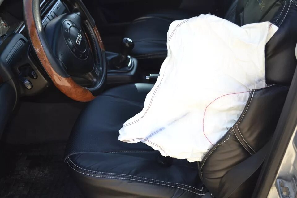 Сработавшая подушка безопасности сидения w222. Взорванные подушки безопасности Ауди а4. Подушка безопасности в сиденье Ауди а4 б8. A4 g283 airbag.