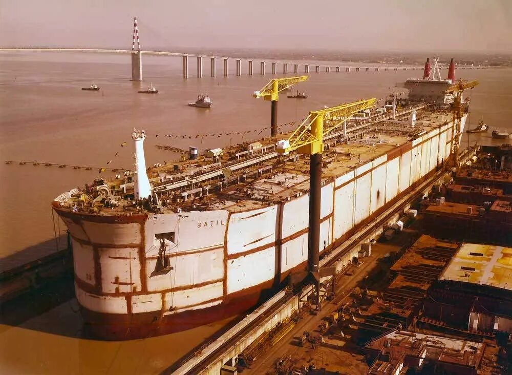 Корабль seawise giant. Вьетсовпетро кран титан 1. Knock nevis танкер. Супертанкер knock nevis. China national offshore oil corporation.