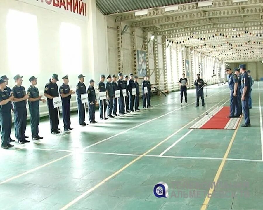 Пожарный манеж. Альметьевский пожарный манеж. сотрудники пожарной охраны на параде набережные челны. мотовилов илья набережные челны татарстан пожарный спорт.