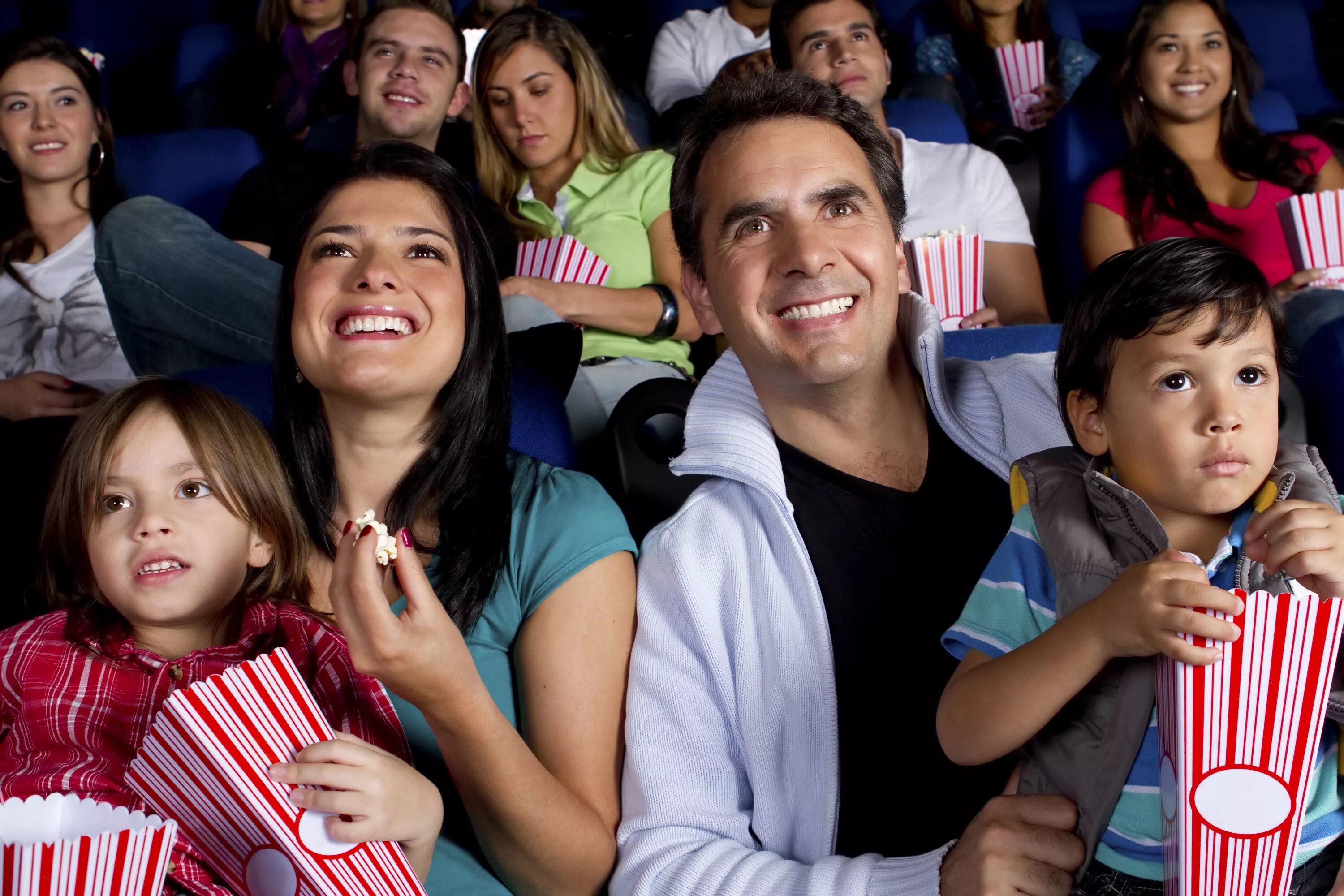 C go family. Семья в кинотеатре. Дети в кинотеатре. Поход в театр семьей. Поход детей в кинотеатр.