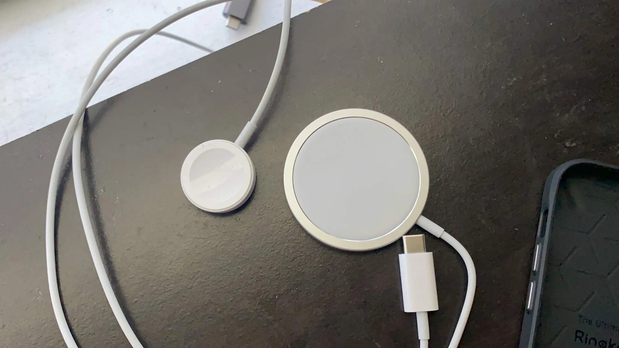 Беспроводная зарядка Apple MAGSAFE. MAGSAFE iphone 12. Apple зарядка беспроводная зарядка MAGSAFE. Зарядка магсейф для iphone 12.