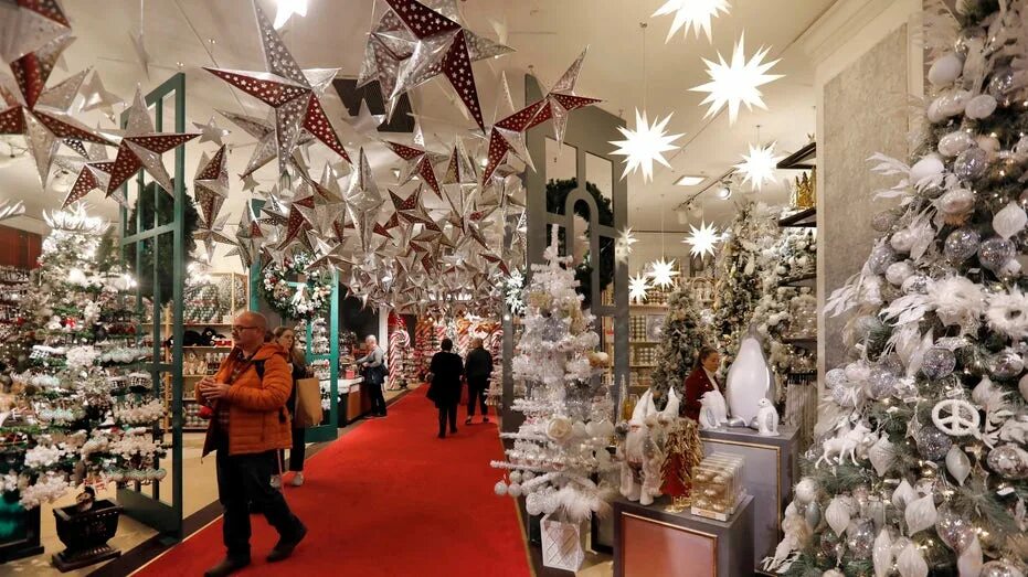 Рождество распродажа. Шопоголик и рождество. Holiday shopping survey. Holiday shopping. The holiday shop.