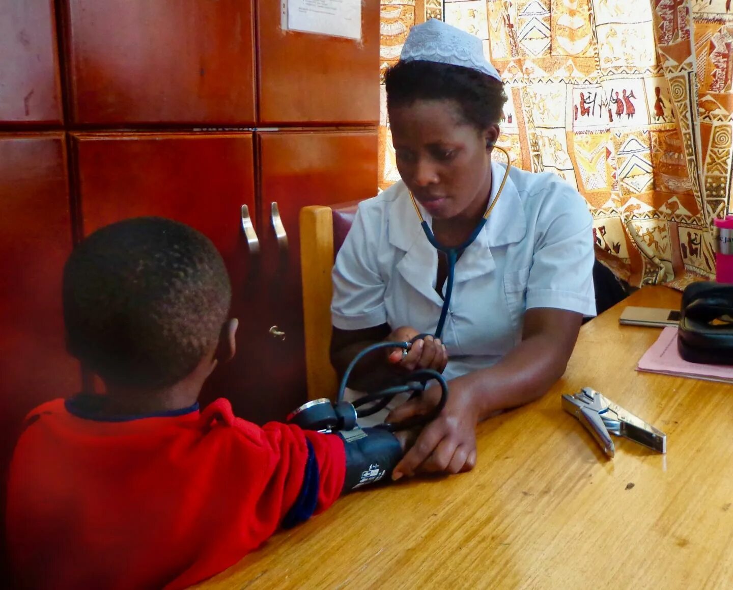 A treats children. Уганда школьники. Мулаго госпиталь Уганда фото. Kampala School of Health.