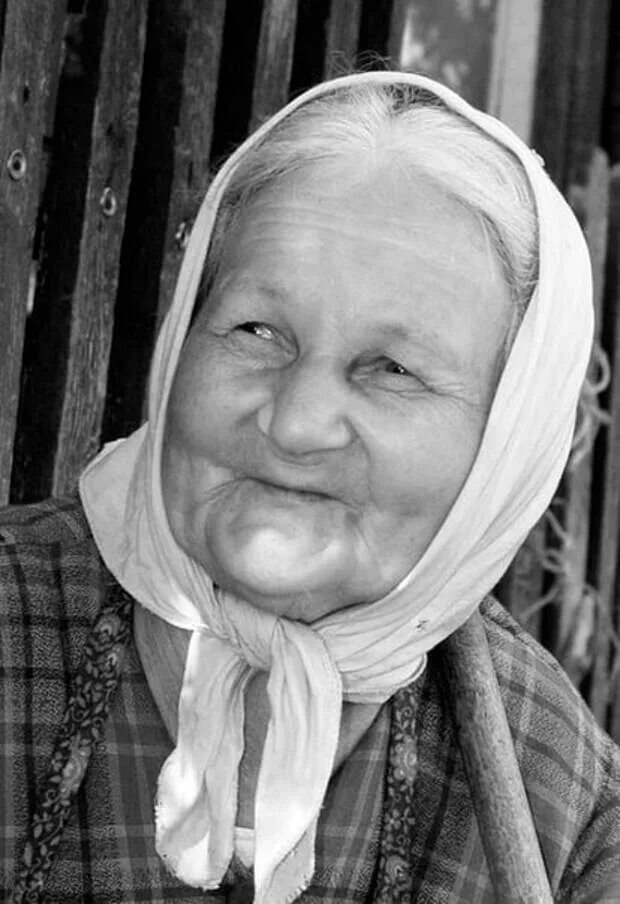 Картинка девушка бабушка. Старушка в платке. Бабуля в платочке. Пожилая женщина в платочке. Старуха в платке.