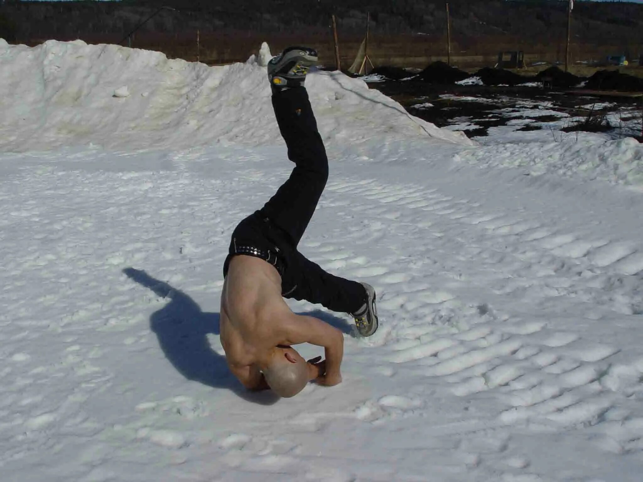 Гимнастика кувырки вперед и назад. Техника кувырка вперед и назад. Сальто зимой. Кувырок вперед с разбега. Кувырок вперед через препятствие.