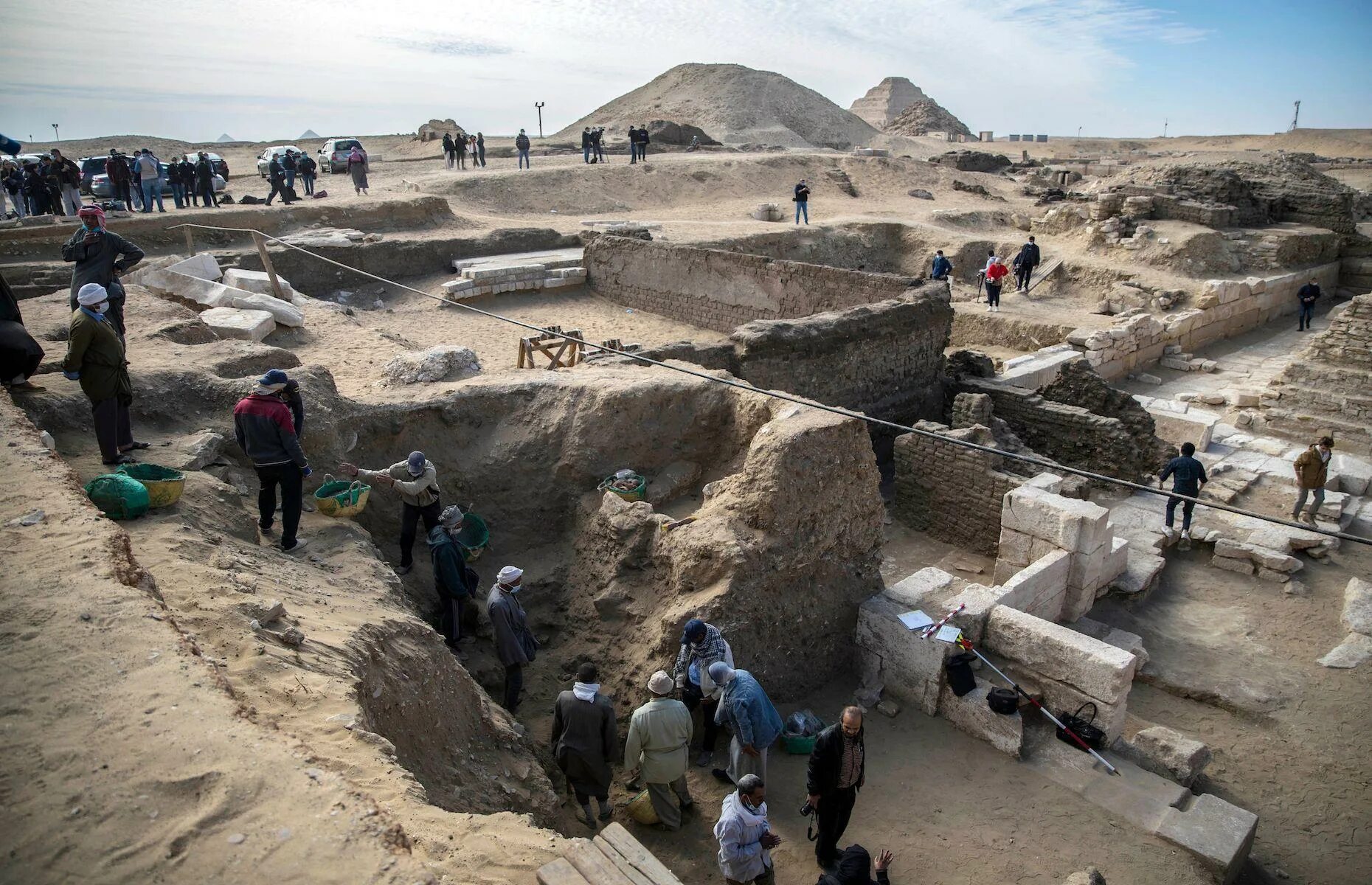 Найден каир. Некрополь Саккара в Египте. Раскопки в Саккаре Египет. Археологи храм в Египте.