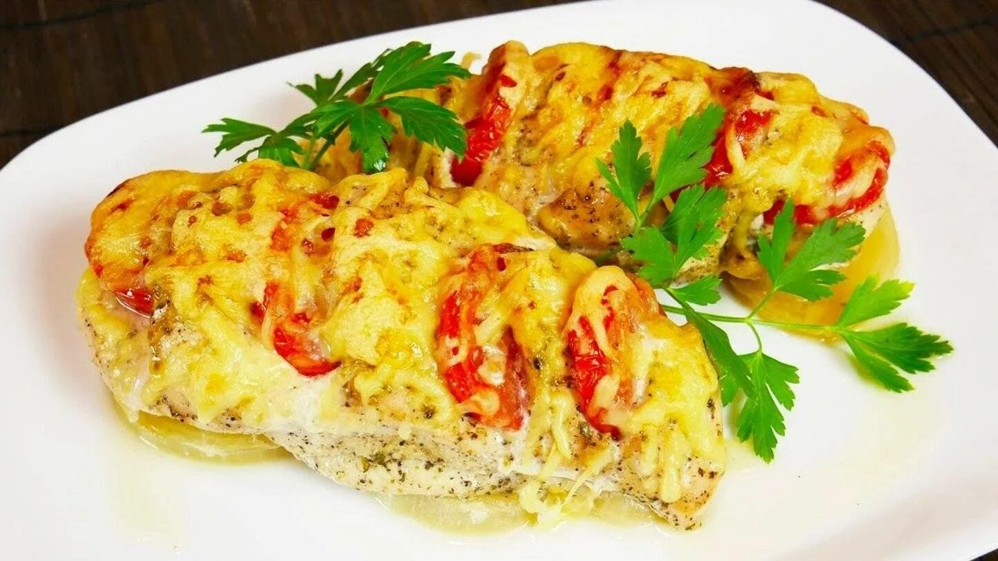 Куриное филе в духовке с помидорами грибами. Филе куриное запеченное с помидорами. куриная грудка с помидорами и сыром в духовке. филе курицы в духовке с помидорами и сыром. куриное филе с помидорами и сыром в духовке.