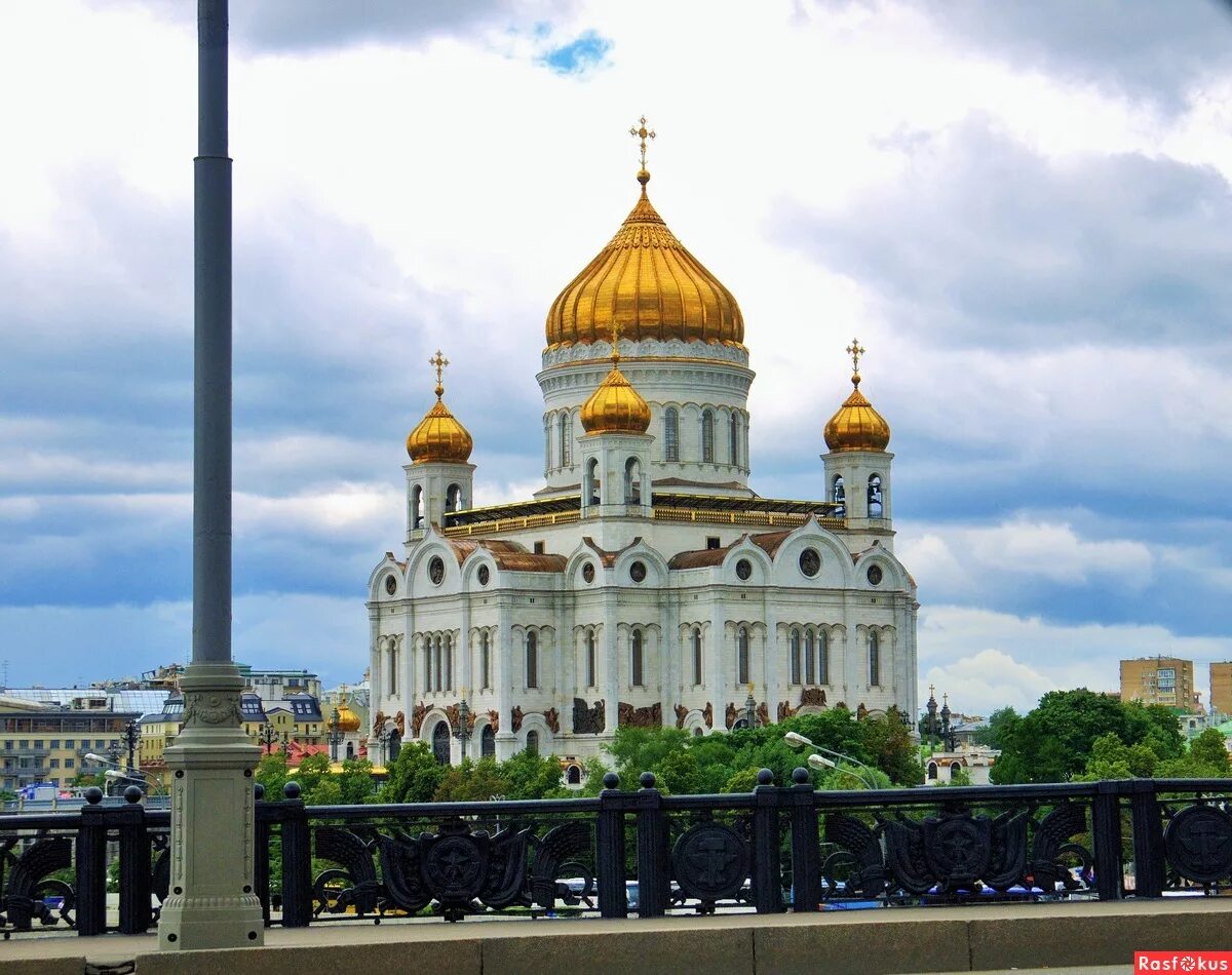 собор христа спасителя в москве на фоне неба. храмы на следующей неделе. храмы на следующей неделе. храмы на следующей неделе. фонари у храма христа спасителя.