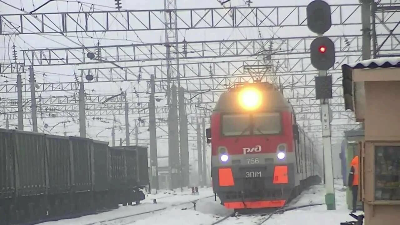 Эп1м Пригородный Узуново. Поезд 015й Москва Волгоград. Поезд 015 Москва Волгоград. Поезд 15 Волгоград Москва. Скорый поезд прибыл в москву