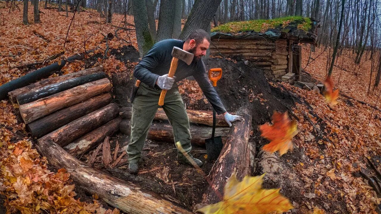 Походный оптимист последнее. Походный оптимист землянка в диком лесу. Землянка у реки походный оптимист. Землянка походного оптимиста. Походный оптимист землянка у березы.