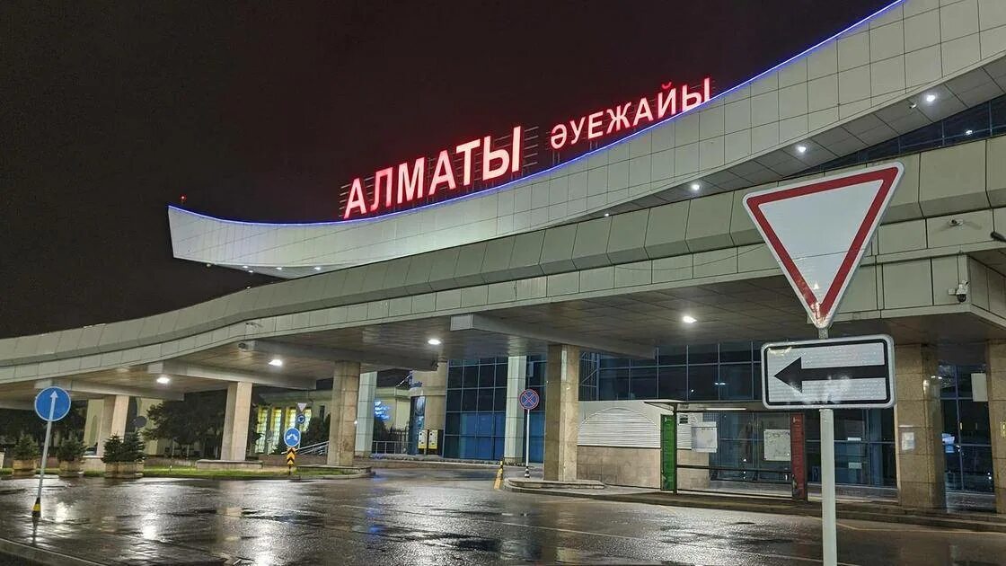Аэропорт алматы внутри. Алма ата аэропорт. Казахстан аэропорт алматы. Казахстан аэропорты международный алматы. Международное аэропорт алма аты.
